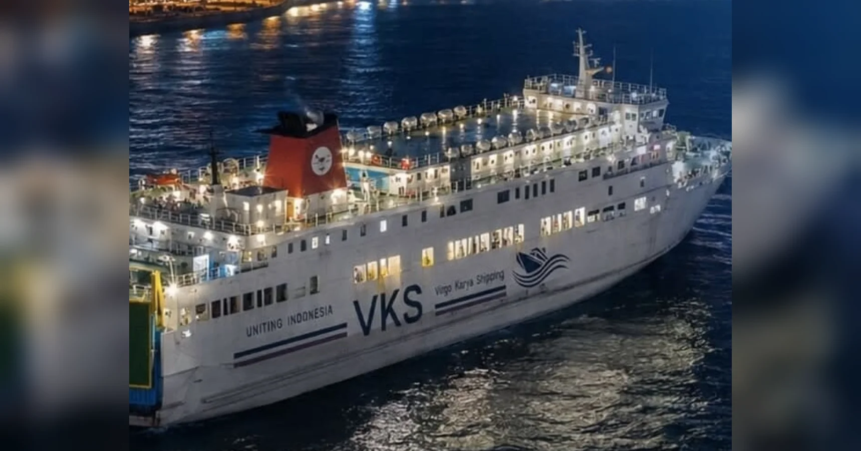 Нічний пасажирський пором VKS Virgo Karya Shipping у морі біля берега