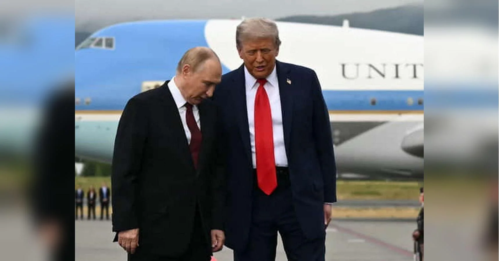 Трамп і Путін йдуть злітною смугою перед президентським літаком США