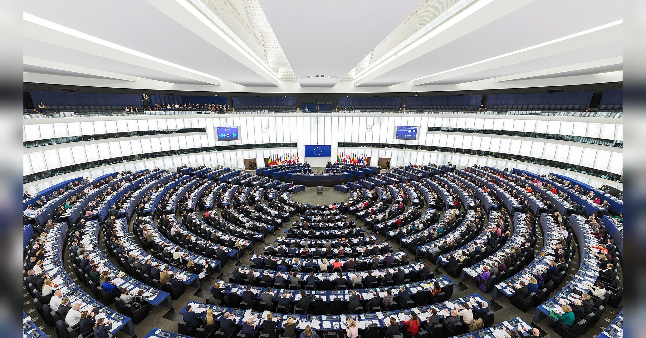 Пленарний зал Європарламенту з депутатами за круглими рядами столів