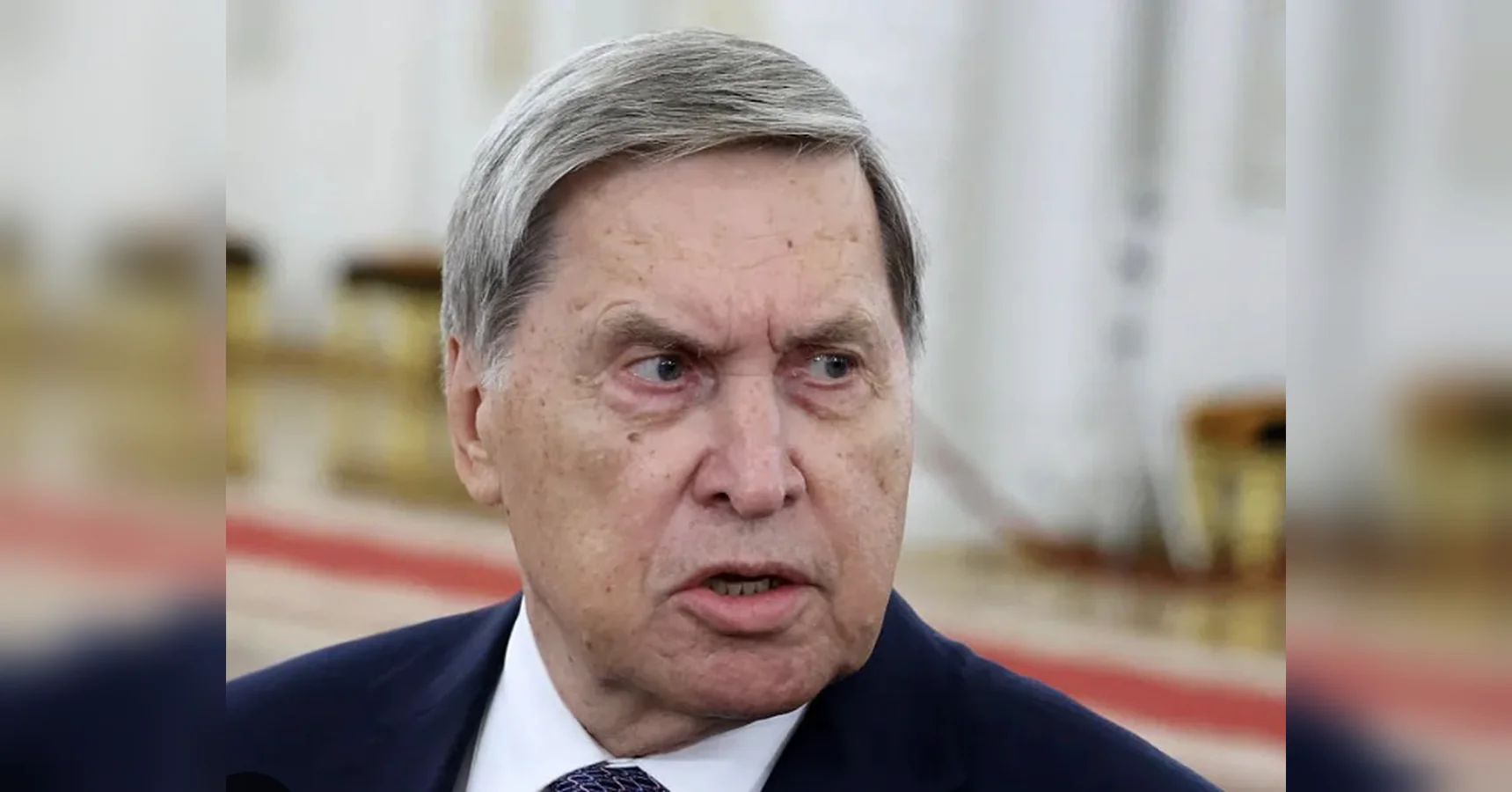 Помічник президента РФ Юрій Ушаков говорить у парадній залі Кремля