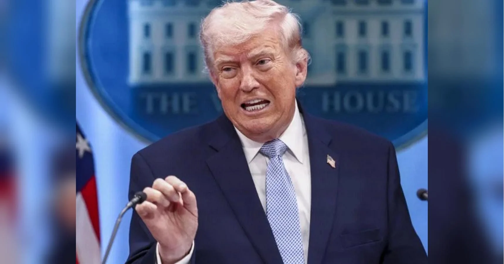 Дональд Трамп виступає з мікрофоном на тлі печатки Білого дому